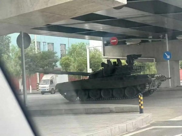 台面优配 魔改T-72坦克再次现身包头！这坦克究竟是干啥的？